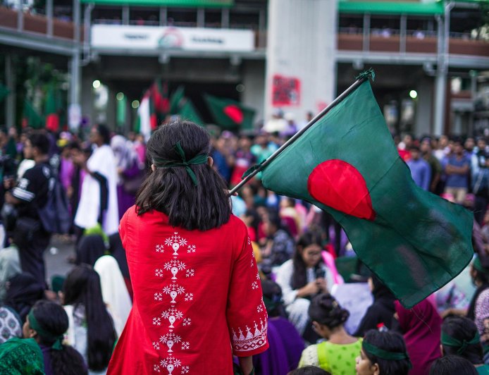 যে নারীরা আগুন জ্বালিয়েছিল